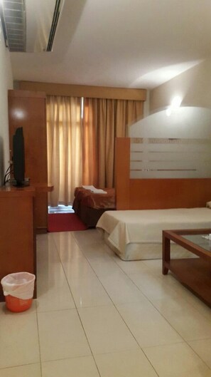 Deluxe Triple Room | Premium bedding, minibar, in-room safe, individually decorated - Al Raien Hotel Apartment (Dubai)