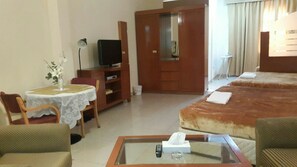 Deluxe Quadruple Room | Premium bedding, minibar, in-room safe, individually decorated - Al Raien Hotel Apartment (Dubai)