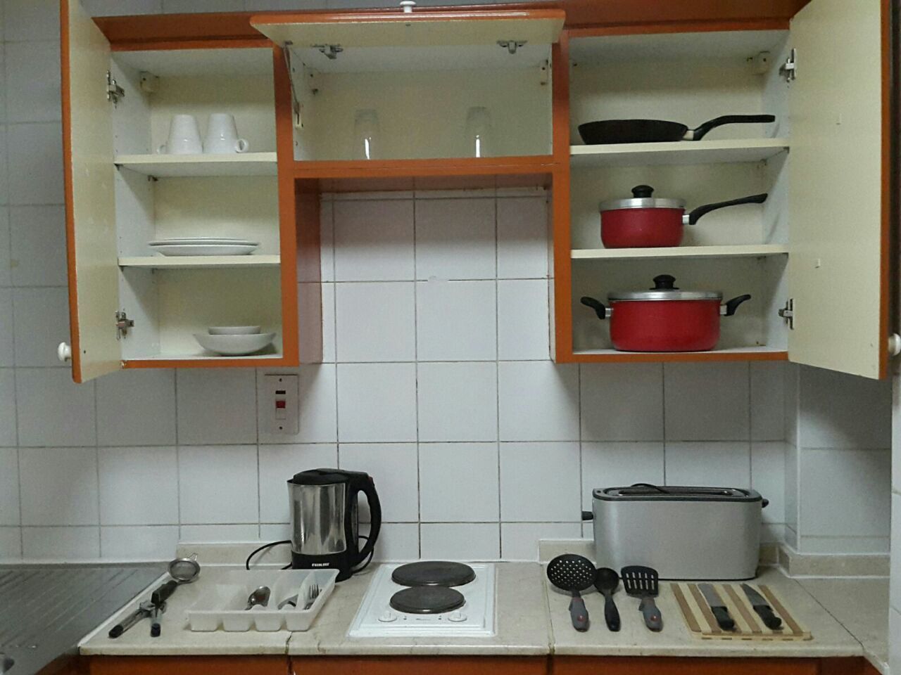 Microwave, stovetop, electric kettle, cookware/dishes/utensils