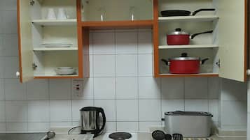 Microwave, stovetop, electric kettle, cookware/dishes/utensils