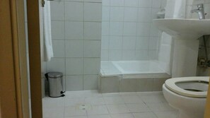 Douche, articles de toilette gratuits, sèche-cheveux, chaussons