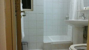 Shower, free toiletries, hair dryer, slippers - Al Raien Hotel Apartment (Dubai)