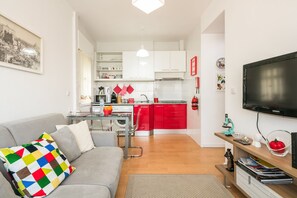Apartment, 1 Bedroom, Terrace | Living area - Apartamento À Constituicão (Porto)