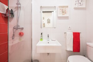 Apartment, 1 Bedroom, Terrace | Bathroom - Apartamento À Constituicão (Porto)