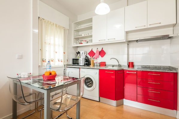 Apartment, 1 Bedroom, Terrace | Private kitchen - Apartamento À Constituicão (Porto)