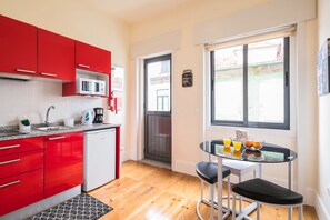 Apartment, 1 Bedroom | Private kitchenette | Full-size fridge, microwave, stovetop, coffee/tea maker - Apartamento À Francos Burguer Station 1 (Porto)