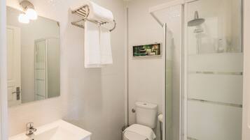 Departamento, 1 habitación | Baño | Regadera y shampoo