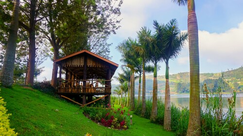 Bunyonyi Overland Resort