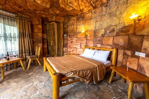 Tabla de planchar con plancha y ropa de cama 