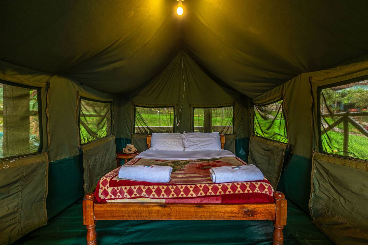 Furnised Tent | Strykejern/-brett og sengetøy