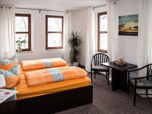 Escritorio, wifi gratis y ropa de cama