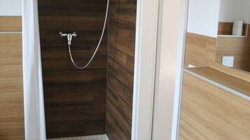 Deep soaking tub, towels