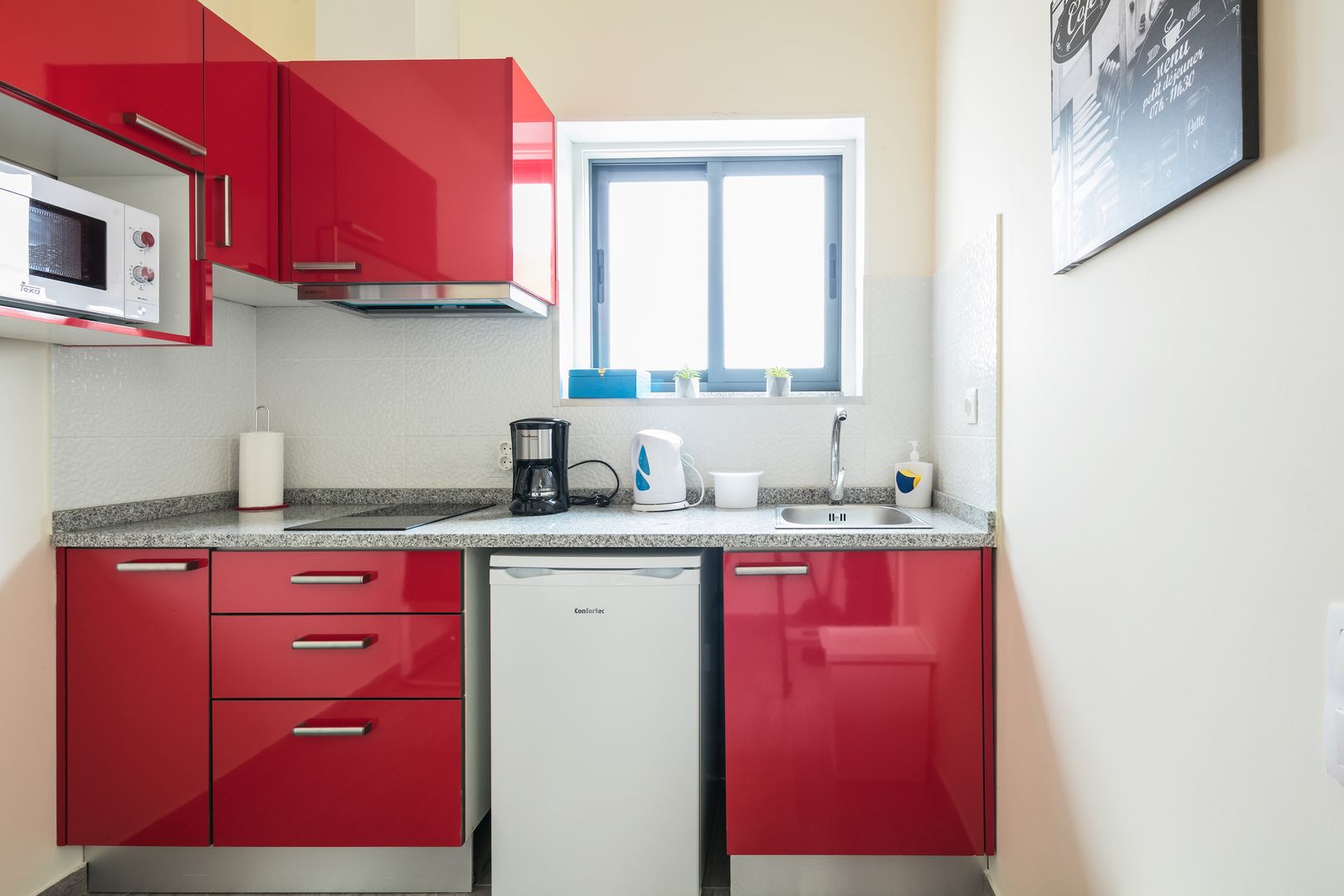 Apartment, 1 Bedroom | Private kitchen | Full-sized fridge, microwave, stovetop, coffee/tea maker