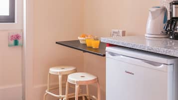 Estudio | Cocina privada | Refrigerador con congelador, microondas y parrilla de estufa