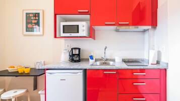 Estudio | Cocina privada | Refrigerador con congelador, microondas y parrilla de estufa