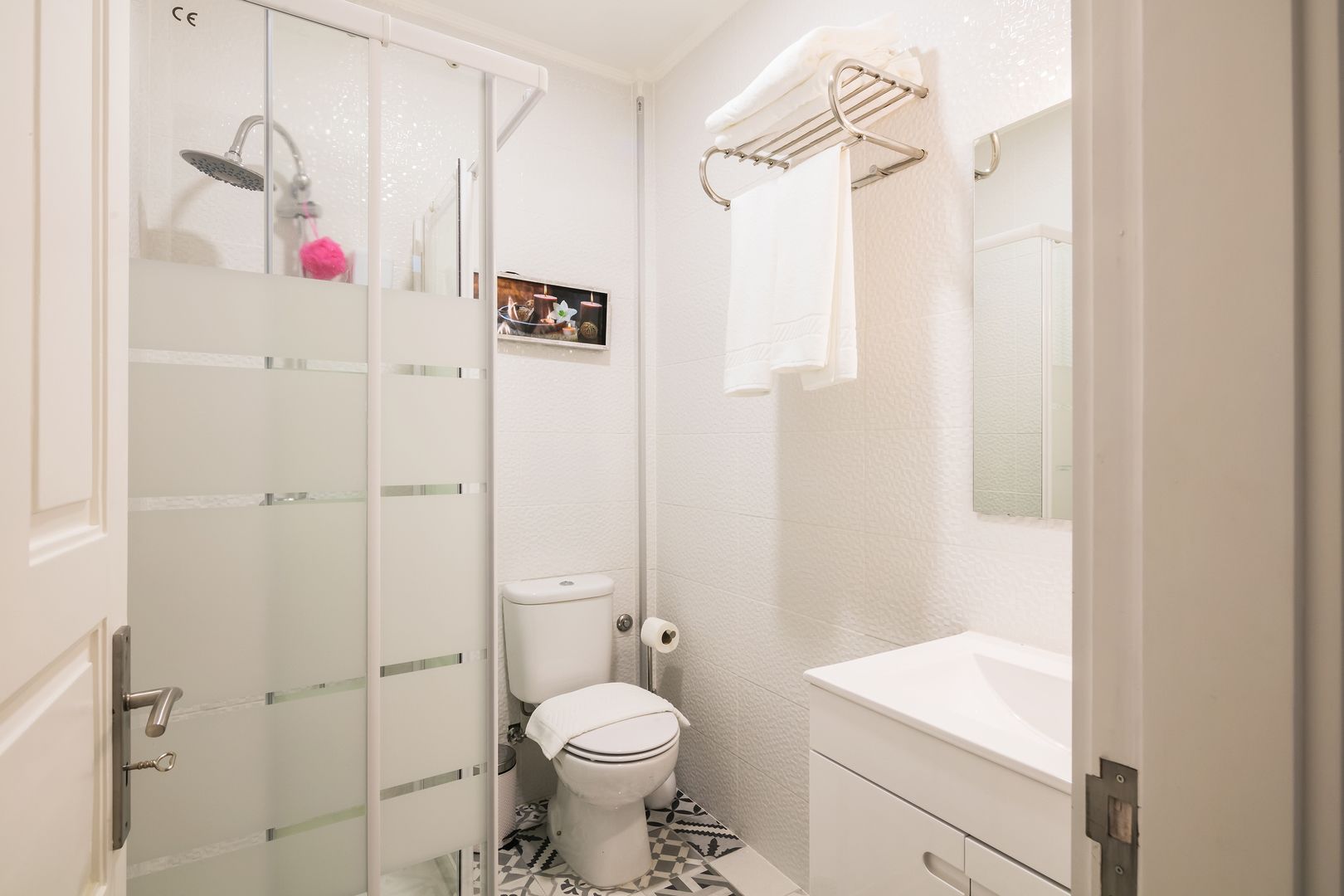 Estudio | Baño | Regadera, toallas, shampoo 