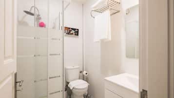 Estudio | Baño | Regadera, toallas, shampoo