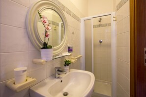 Economy-Doppelzimmer, 1 Queen-Bett, Nichtraucher | Badezimmer | Dusche, kostenlose Toilettenartikel, Haartrockner, Bidet