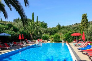 Seasonal outdoor pool, pool umbrellas, sun loungers - La Panoramica (San Benedetto del Tronto)
