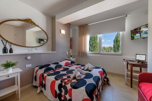 Habitación doble superior, 1 cama de matrimonio, no fumadores | Cortinas opacas, sistema de insonorización, wifi gratis y ropa de cama