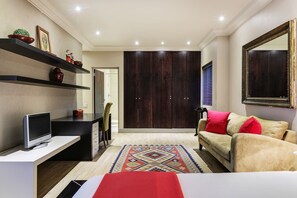 Deluxe Villa, Multiple Beds, Non Smoking | 4 bedrooms, premium bedding, in-room safe, individually decorated - Villa Kasbah (Cape Town)