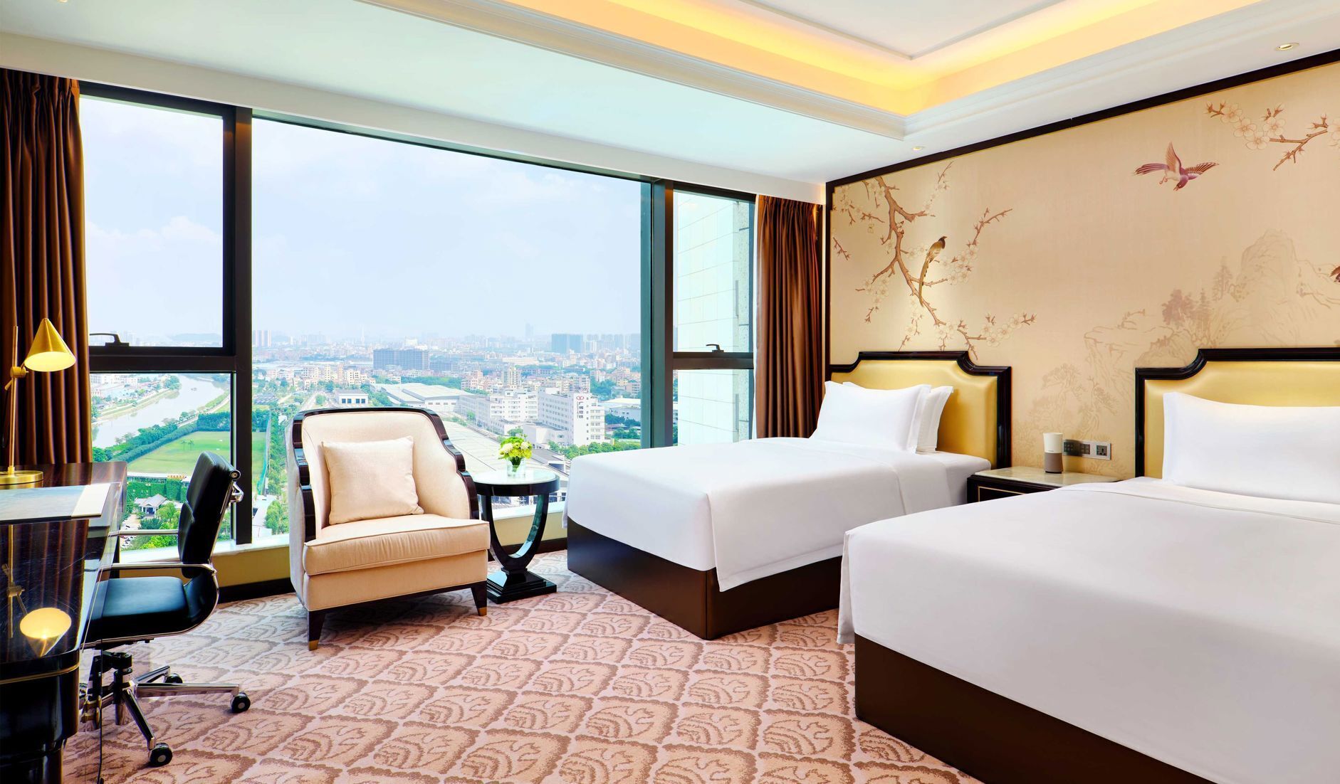 Minibar, Zimmersafe, Schreibtisch, Verdunkelungsvorhänge