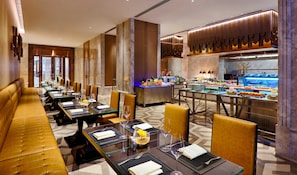 Daily full breakfast (CNY 69 per person)