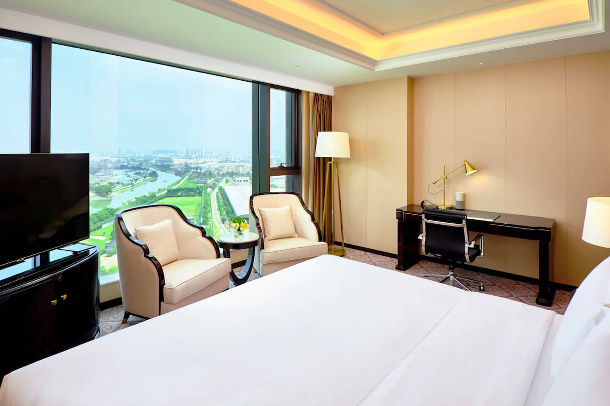 Superior King Room | 1 bedroom, minibar, in-room safe, desk