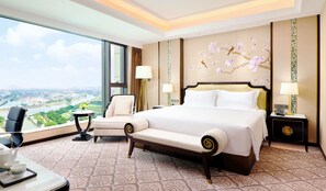 臻選江景大床房 | 迷你吧、客房內保險箱、書桌、遮光布/窗簾