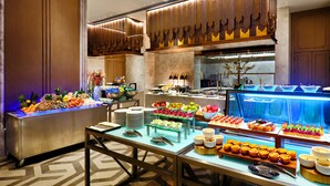 Un buffet proposant une variété de plats et un espace dédié aux desserts.