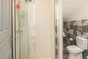 Studio | Bathroom | Shower, hair dryer, towels, shampoo - Apartamento A Francos Burguer Station 2 (Porto)
