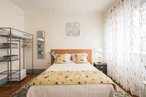 Studio | Décor unique, ameublement unique, système d’insonorisation