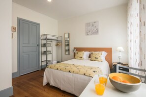 Studio | Décor unique, ameublement unique, système d’insonorisation