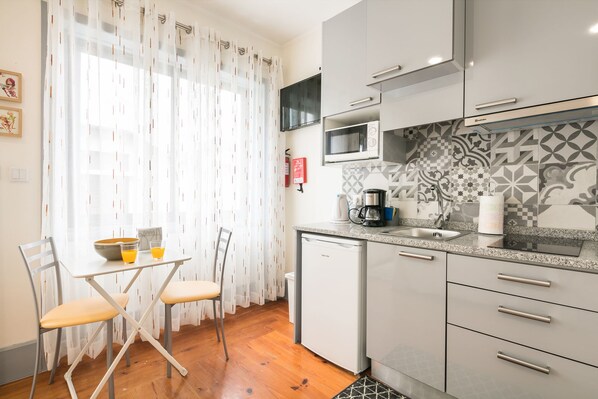 Studio | Cuisine privée | Réfrigérateur grande capacité avec congélateur, four à micro-ondes
