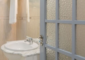 Apartment, 1 Schlafzimmer | Waschbecken im Bad