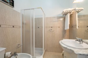Apartment, 1 Schlafzimmer | Badezimmer | Dusche, Haartrockner, Handtücher, Shampoo