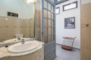 Apartment, 1 Bedroom | Bathroom sink