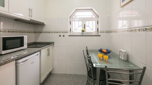Apartment, 1 Bedroom | Private kitchen | Coffee/tea maker, fridge, microwave, stovetop - Apartamento A Francos Artist Painting 2 (Porto)