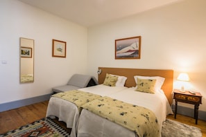Apartment, 1 Bedroom | 1 bedroom, individually decorated, individually furnished, soundproofing - Apartamento A Francos Artist Painting 2 (Porto)