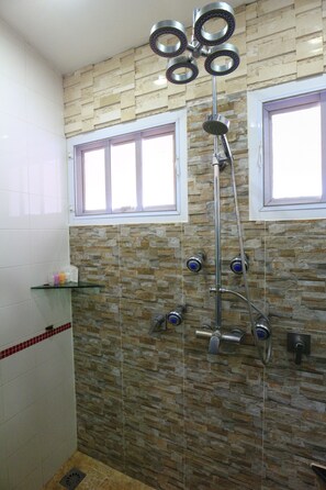 Bathroom shower - Lamduan Boutique (Chiang Mai)