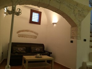 Standard Double Room, 1 Queen Bed, Ground Floor | Living area