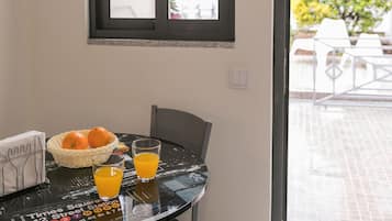 Departamento, 1 habitación | Cocina privada | Refrigerador, microondas, parrilla de estufa y cafetera y tetera