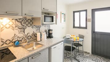 Departamento, 1 habitación | Cocina privada | Refrigerador, microondas, parrilla de estufa y cafetera y tetera