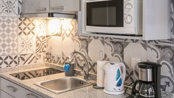 Departamento, 1 habitación | Cocina privada | Refrigerador, microondas, parrilla de estufa y cafetera y tetera