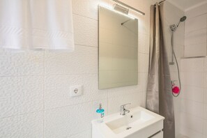 Apartment, 1 Schlafzimmer | Badezimmer | Dusche, Haartrockner, Handtücher