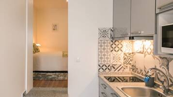 Departamento, 1 habitación | Cocina privada | Refrigerador, microondas, parrilla de estufa y cafetera y tetera