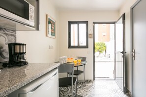 Apartment, 1 Bedroom | Private kitchen | Fridge, microwave, stovetop, coffee/tea maker - Apartamento A Francos Love lair 2 (Porto)
