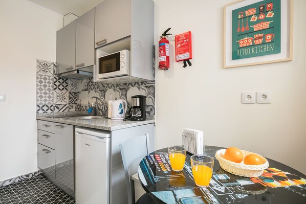 Appartement, 1 chambre | Cuisine privée | Réfrigérateur, four à micro-ondes, surface de cuisson, cafetière-théière