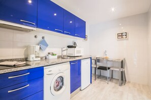 Appartement, 1 chambre, terrasse | Cuisine privée | Réfrigérateur grande capacité avec congélateur, surface de cuisson