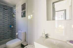 Apartment, 1 Bedroom, Terrace | Bathroom | Shower, towels - Apartamento A Francos Garden Avenue (Porto)